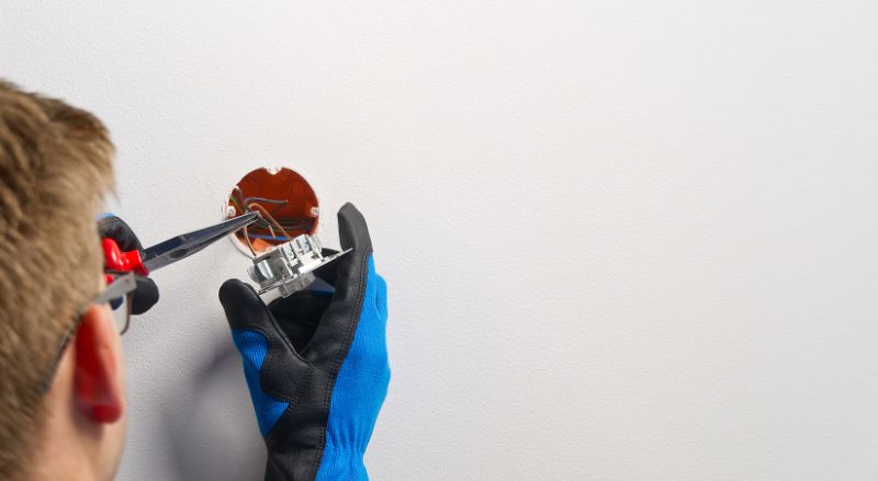 electricien connectant les fils d un interrupteur