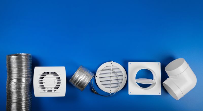 un kit complet de vmc vue de dessus sur fond bleu