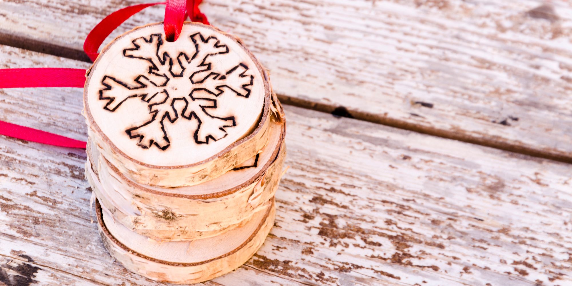 décorations de Noël avec des rondins de bois