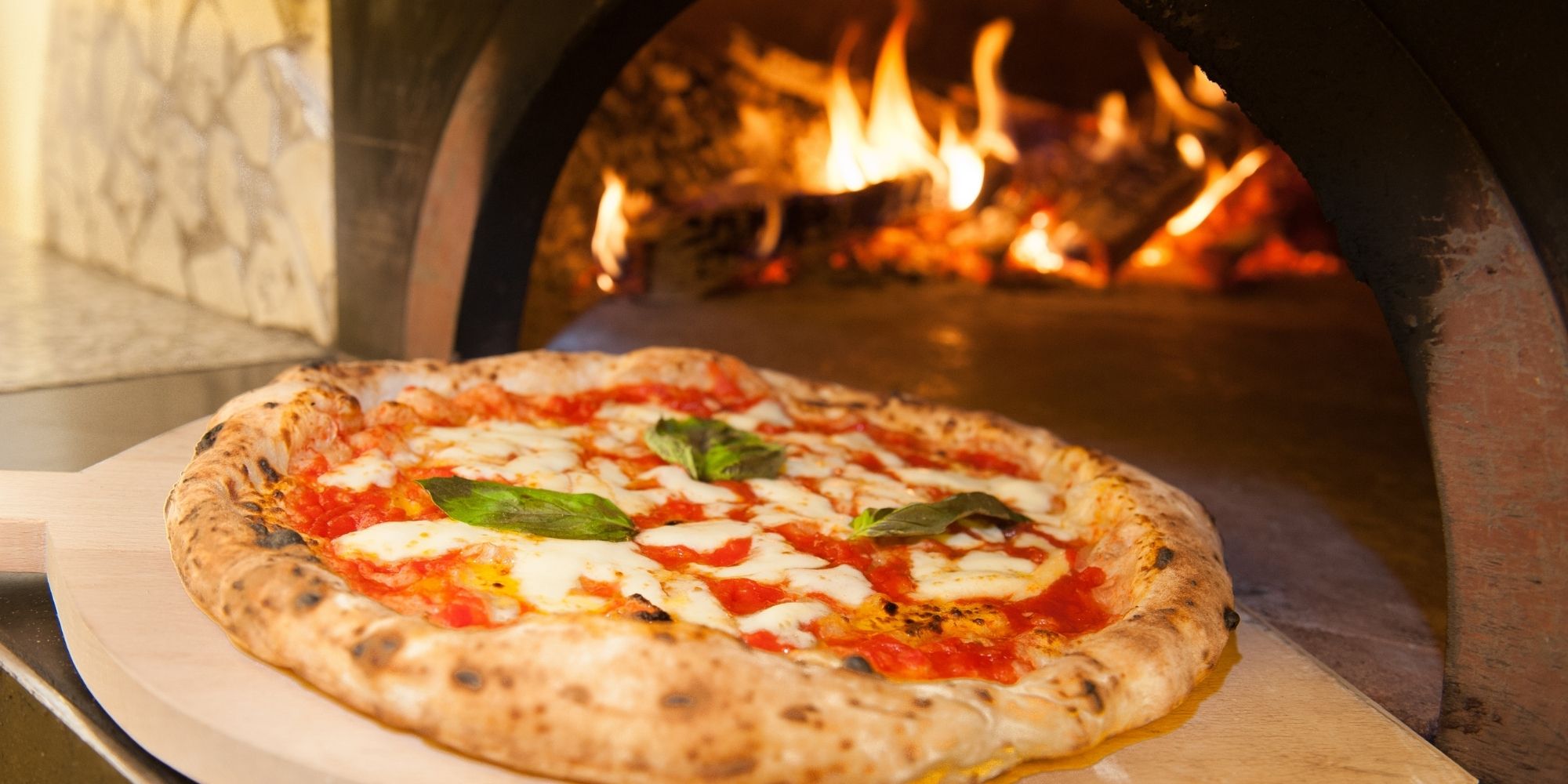 pizza maison dans un four à pizza