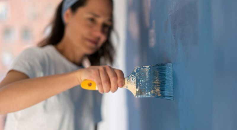 femme qui peint un mur