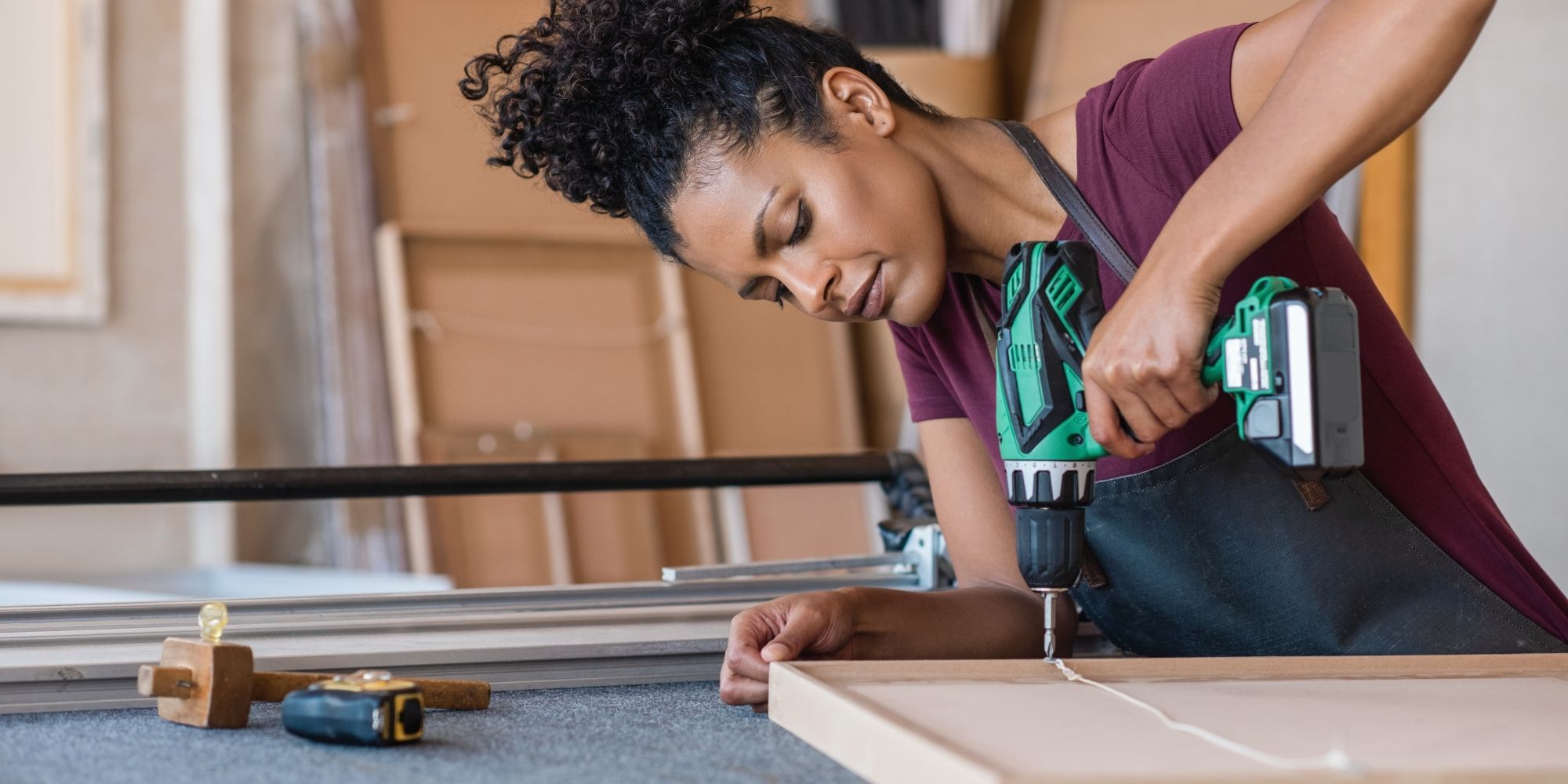 femme en train de bricoler