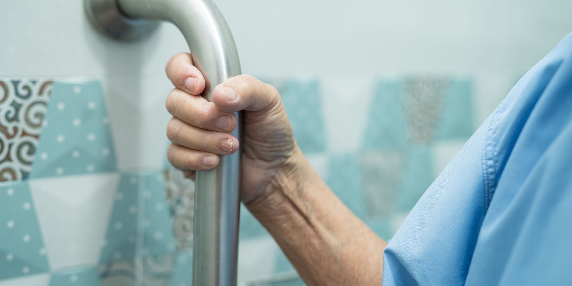 senior dans une salle de bain financée par les crédits d'impots