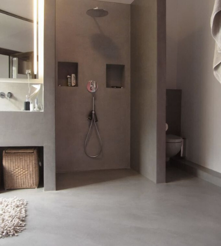 une douche en béton ciré