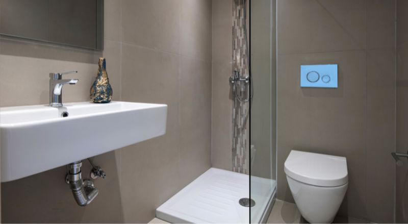 amenagement petite salle de bain de 2 m2 avec evier et wc suspendus permettant une circulation aisee