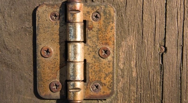 ancienne charnière sur une porte qui grince