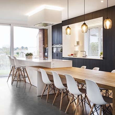 sol en béton ciré dans une cuisine moderne