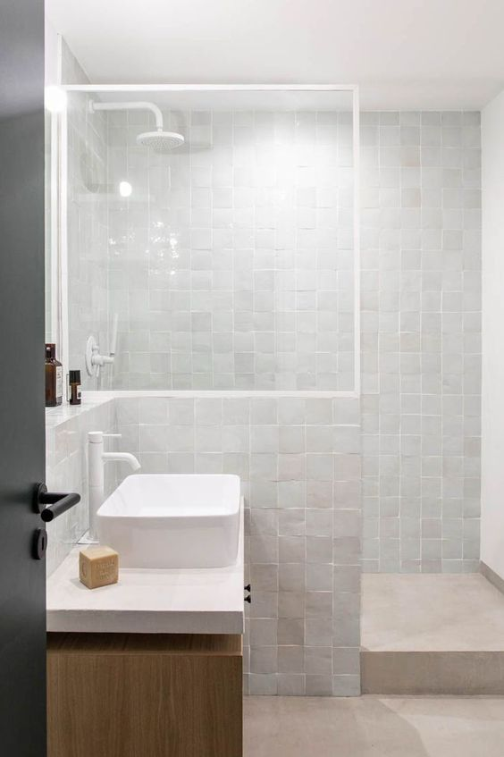 blanc dans une salle de bain sans fenêtre