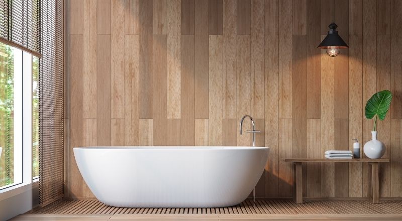 bois sur les murs humides d'une salle de bain