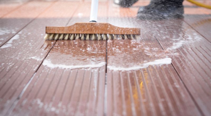 brossage du sable du sahara sur une terrasse