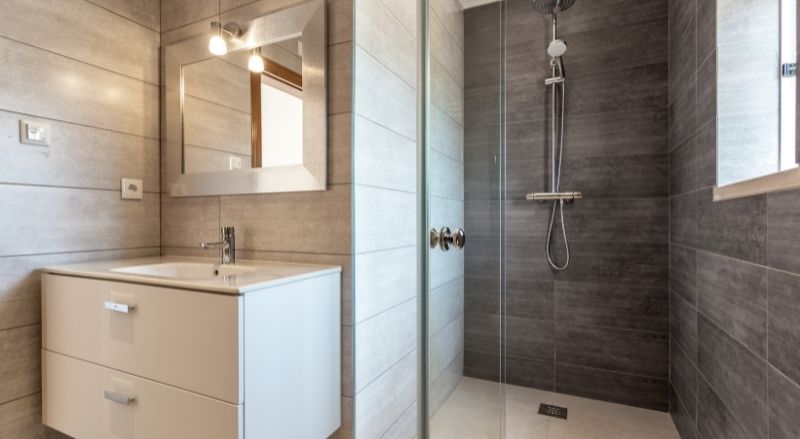 carrelage sur les murs humides d'une salle de bain