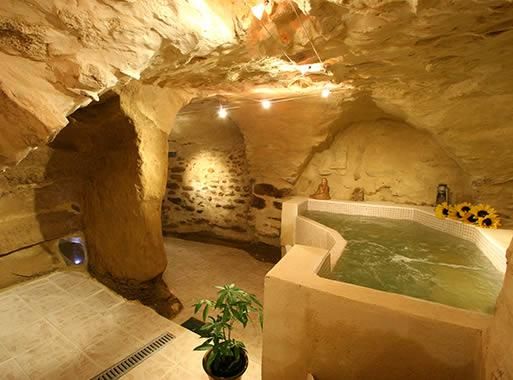 cave aménagée avec jacuzzi