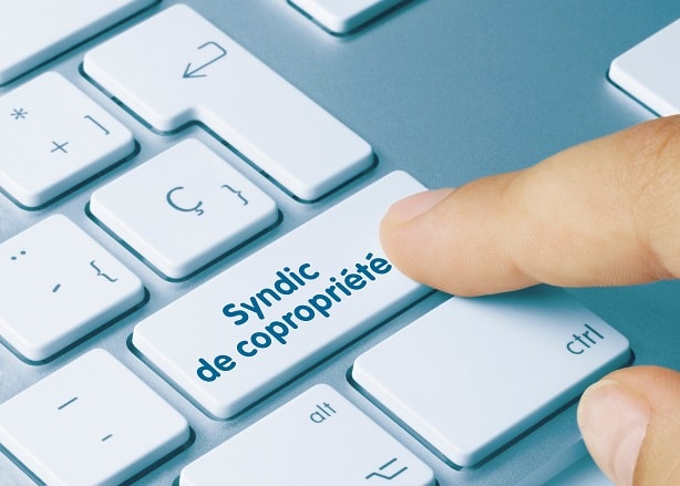 Clavier illustrant le recours à un syndic de copropriété