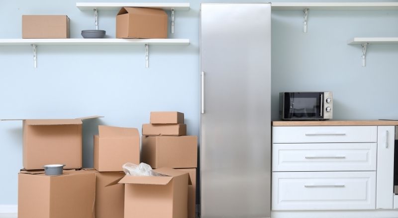 cartons de déménagement dans une cuisine