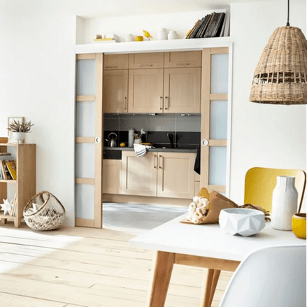Cuisine semi-fermée avec porte coulissante