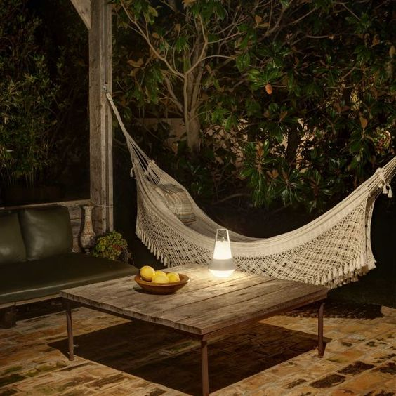 aménagement de terrasse d'été avec un hamac