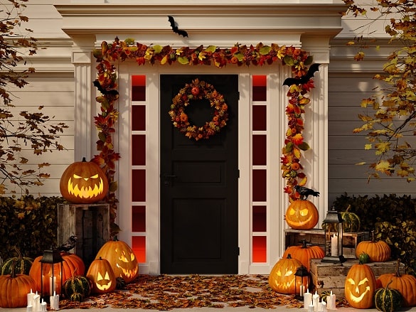 Entrée d'une maison décorée pour Halloween