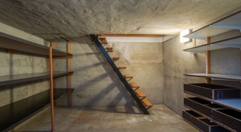 escalier accès sous-sol