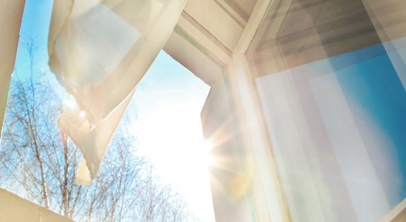 fenêtre ouverte en été avec la clim en marche