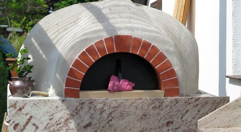 four à pizza dans un jardin