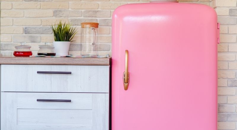frigo rose design dans une cuisine