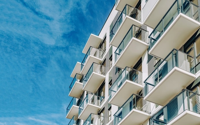 Immeuble exposé à une chaleur caniculaire
