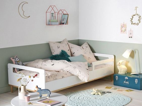 lit dans une chambre d'enfant