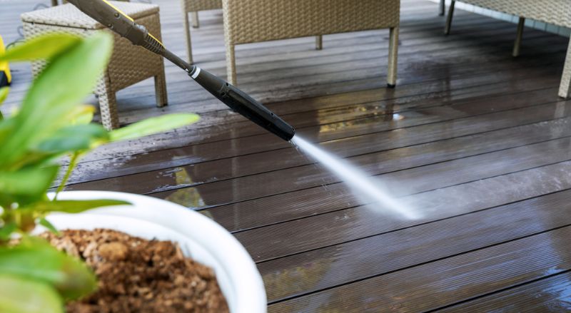 nettoyage du sable du sahara au jet haute pression sur une terrasse