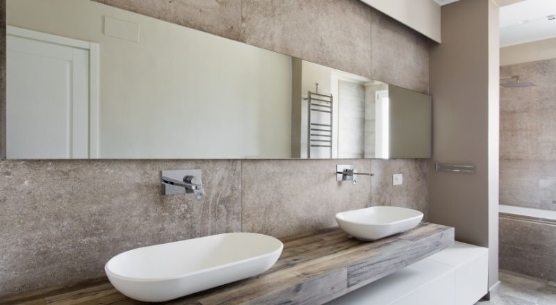 panneaux hpl sur les murs humides d'une salle de bain