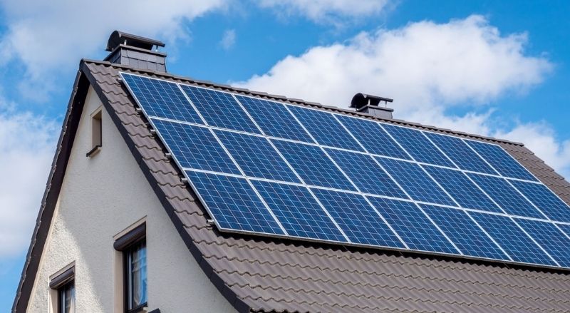 panneaux solaires sur un toit pour une clim solaire