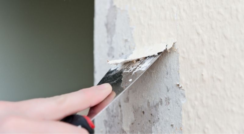 peinture d'un mur grattée à la spatule