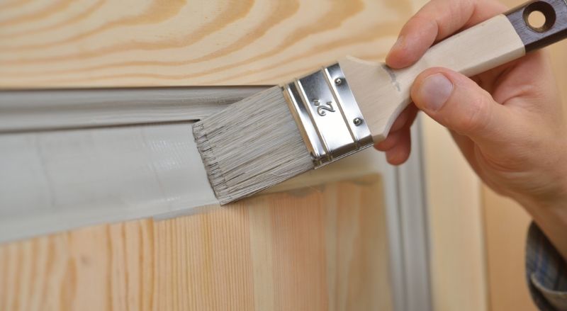 peinture d'une porte avec moulures