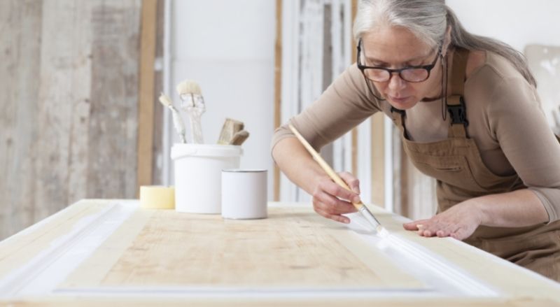 peinture d'une porte sur des trétaux
