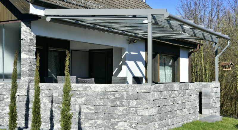 pergola etanche en verre trempe construire sur une terrasse de plein pied