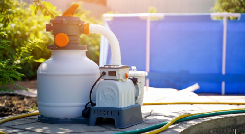 pompe de piscine bien en vue a cote d une piscine hors sol