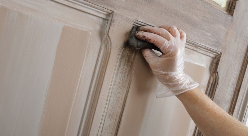 ponçage d'une porte avant peinture