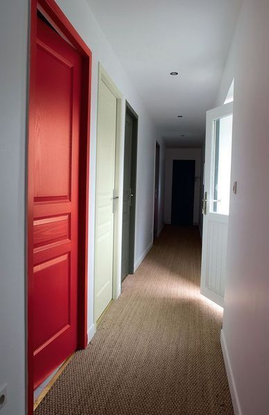 porte de couleur dans un couloir