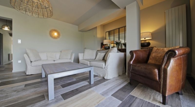 pose de carrelage dans un salon à vannes