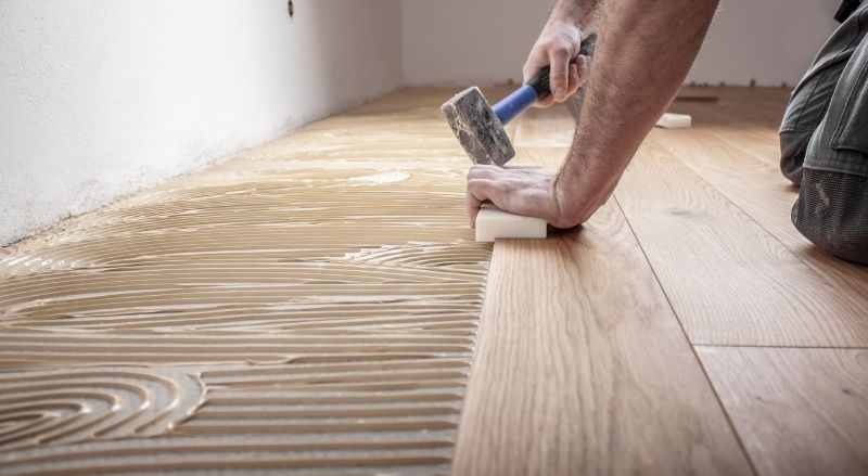 pose collée d'un parquet