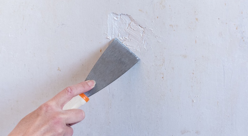 rebouchage d'un trou dans un mur