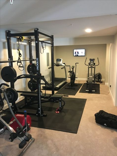 salle de gym dans un sous-sol