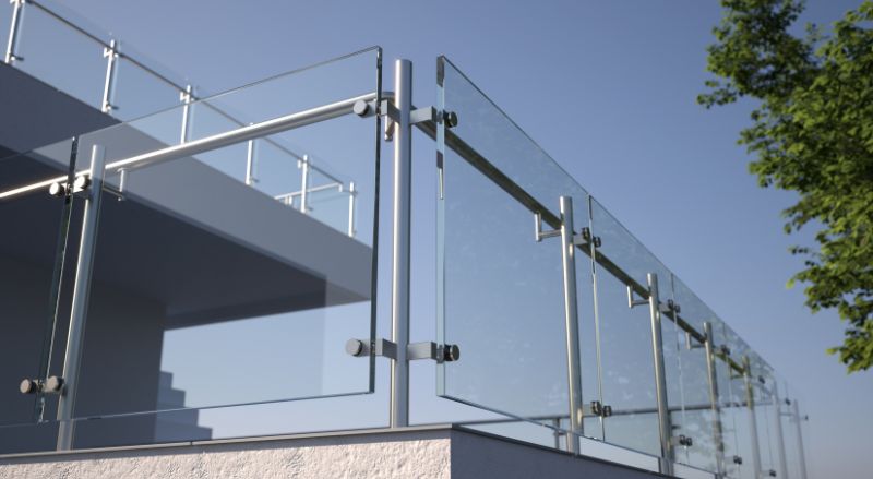 balustrade moderne en inox avec panneaux de verre