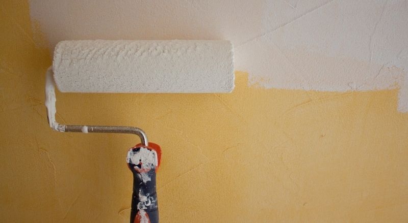 sous couche sur un mur peint