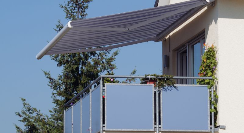 store retractable raye blanc et bleu sur un balcon terrasse