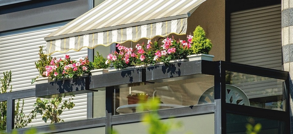 Store pour protéger un balcon du vent