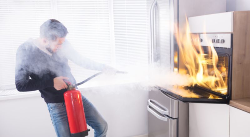 utilisation d'un extincteur pour l'incendie d'une cuisine