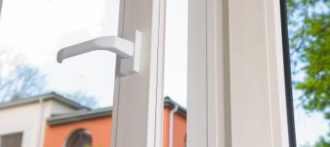 Crémone cassée 🔧🪟 : comment la réparer ou la changer sur une fenêtre PVC ?
