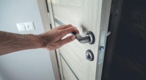 Porte qui Frotte : Pourquoi et Comment la Réparer ? 